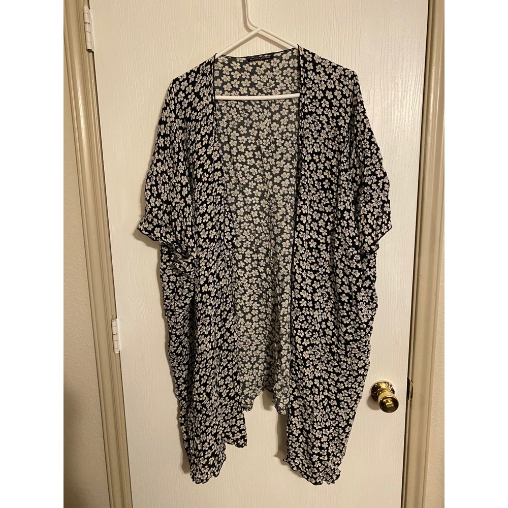 Brandy Melville Floral Kimono Wrap Black White Flower Rayon Cardigan OS
0156